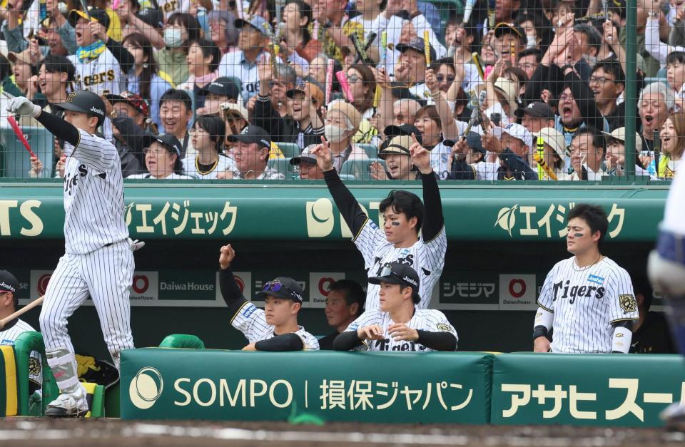 　６回、佐藤輝が適時二塁打を放ち、両手を挙げる森下（中央）＝撮影・北村雅宏