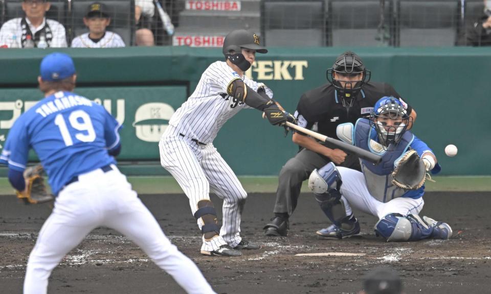 　３回、左前打を放つ中野。投手高橋宏（撮影・飯室逸平）