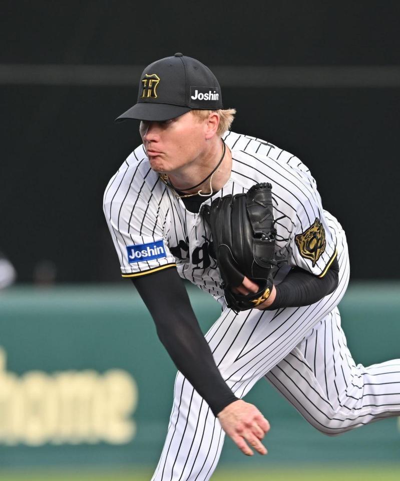 　８回、３番手で登板するネルソン（撮影・西田忠信）