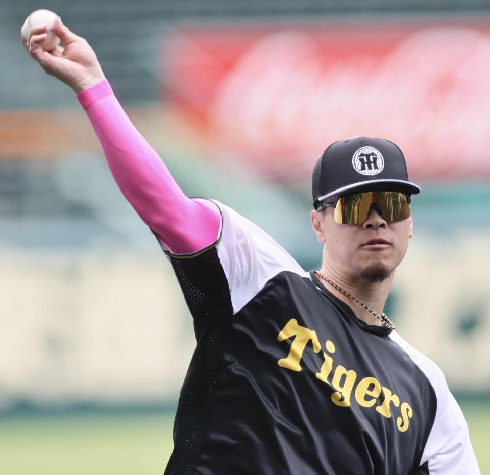 　ピンクのサポーターを着けてキャッチボールをする佐藤輝（撮影・田中太一）