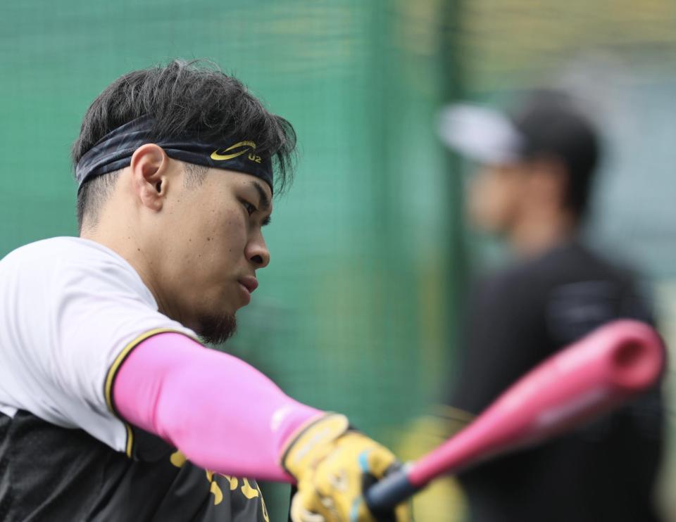 　打撃練習をする佐藤輝（撮影・田中太一）