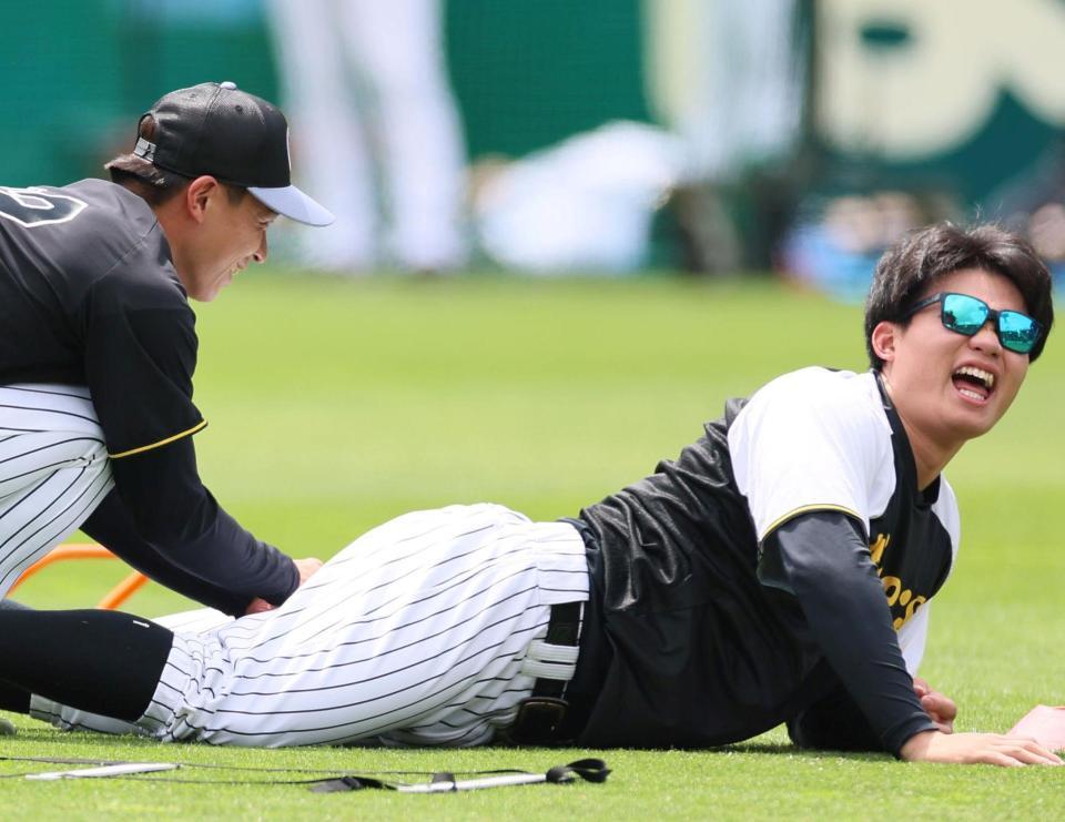 　練習中、植田にイタズラされて、もん絶する森下（右）＝撮影・北村雅宏