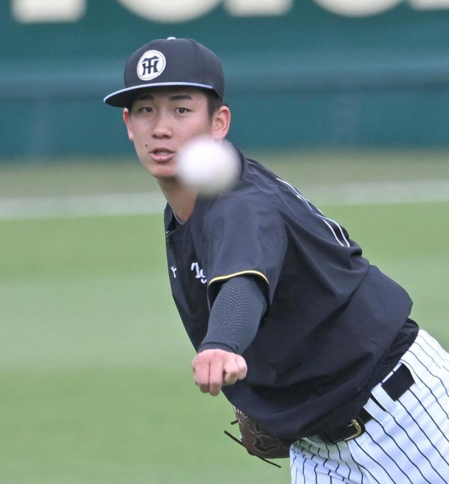 　キャッチボールする伊原（撮影・飯室逸平）
