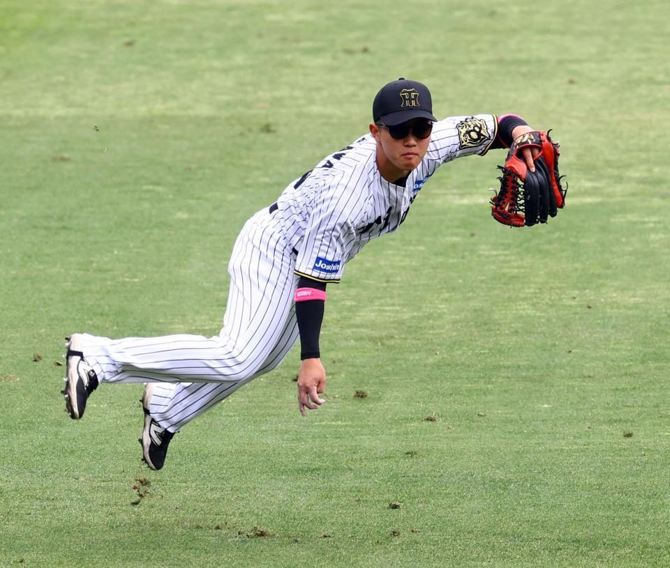 　試合前、ノックを受ける中川（撮影・山口登）