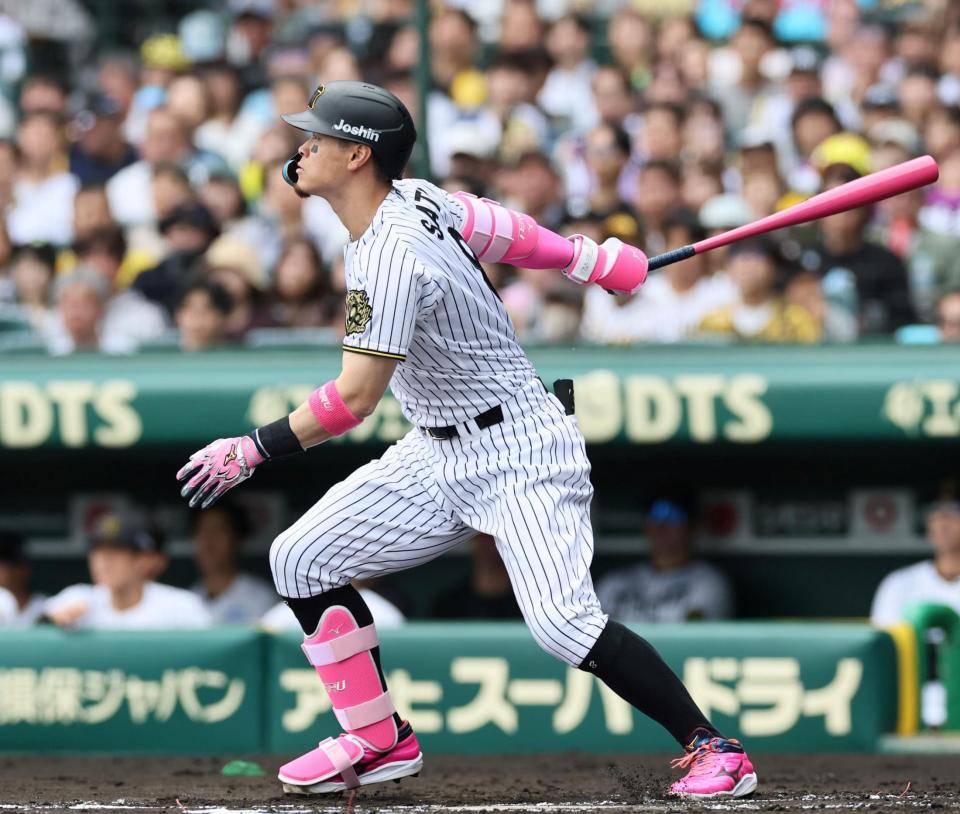 　１回、先制適時打を放つ佐藤輝（撮影・田中太一）