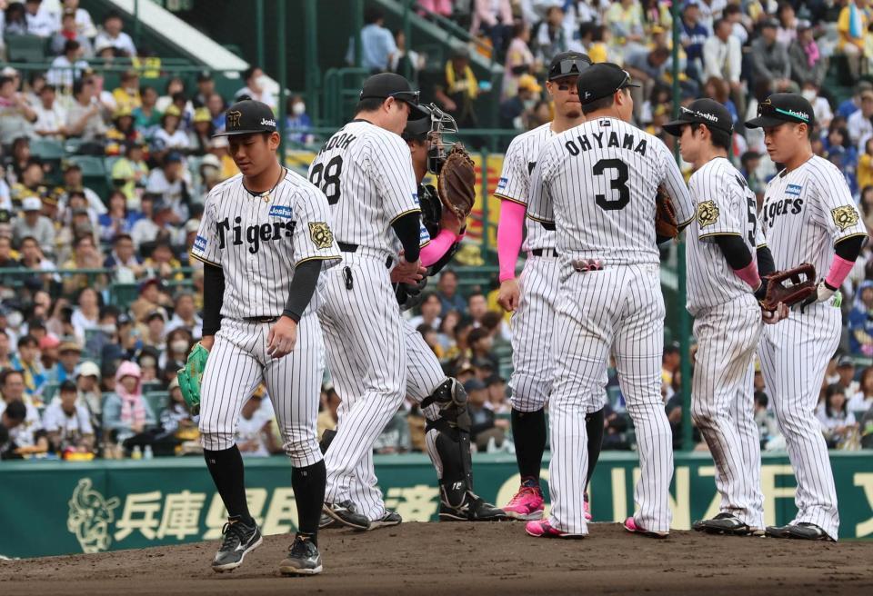 　６回途中、交代を告げられてマウンドを降りる伊原（左端）＝撮影・北村雅宏