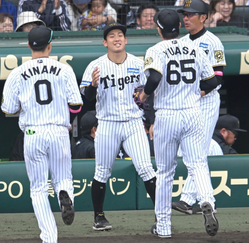 　６回、湯浅（６５）を迎える伊原（撮影・飯室逸平）