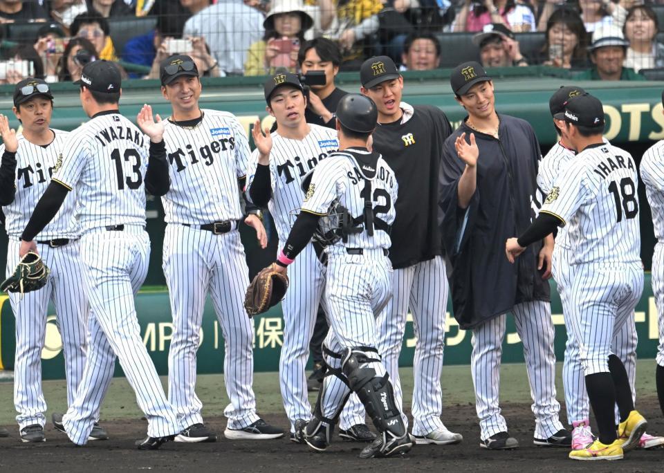 　勝利のハイタッチを交わす（左から２人目から）藤川監督、石井、及川、湯浅（撮影・飯室逸平）