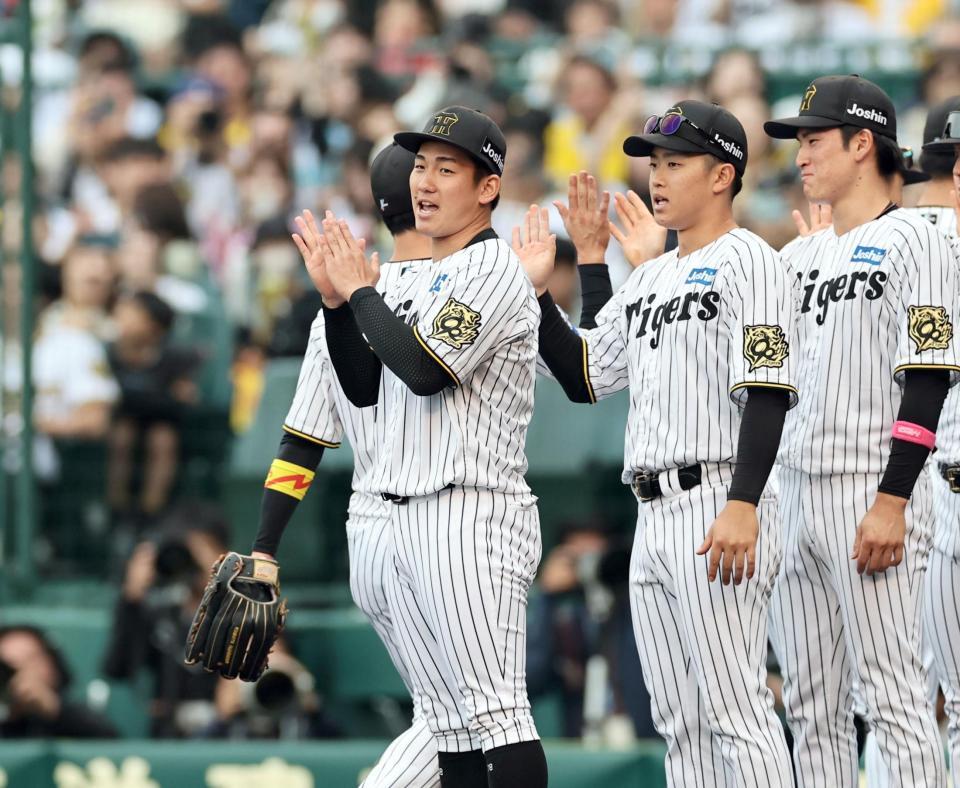 　２勝目を挙げた伊原はナインを出迎える（撮影・田中太一）