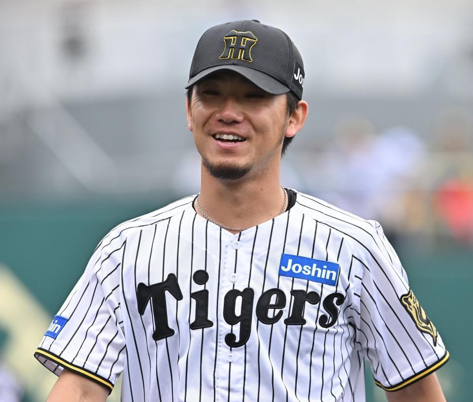 　５回を投げ終え笑顔でベンチに戻る伊藤将（撮影・西田忠信）