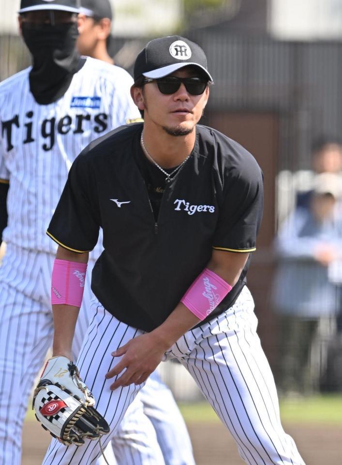 　ピンクのアイテムを着用して練習する伊藤将（撮影・西田忠信）