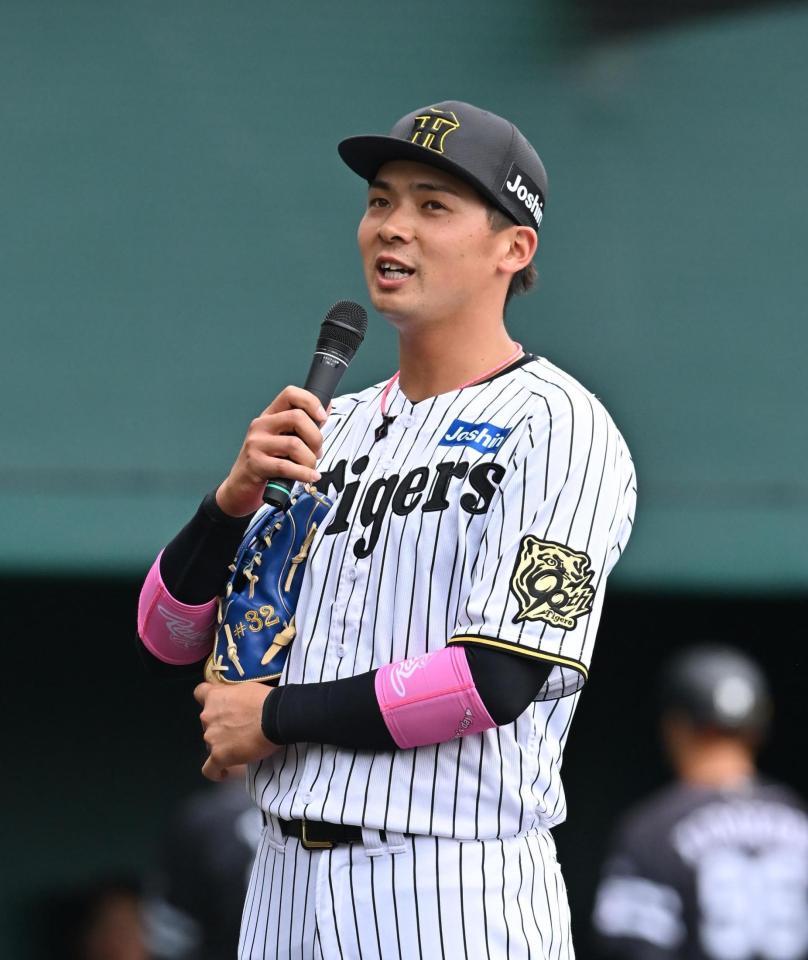 　試合後にスピーチする井上（撮影・西田忠信）