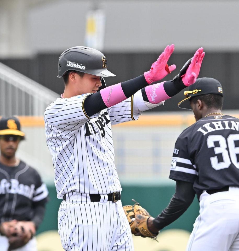 　２回、適時二塁打を放ちベンチに向かってポーズする井上（撮影・西田忠信）