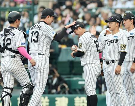 　２勝目を挙げた伊原は、岩崎から頭をたたかれて祝福を受ける（撮影・田中太一）