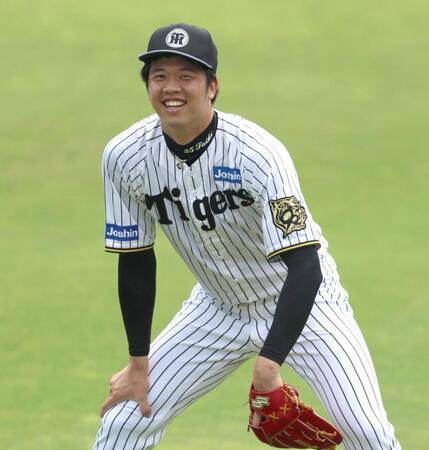 　練習中に笑顔を見せる才木（撮影・北村雅宏）