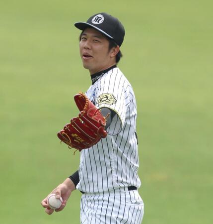 　入念にキャッチボールする才木（撮影・北村雅宏）