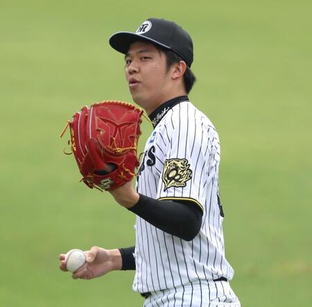 　入念にキャッチボールする才木（撮影・北村雅宏）