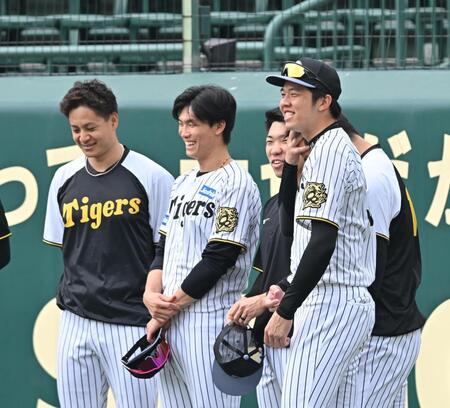 　練習前に笑顔を見せる才木（右）ら投手陣（撮影・西田忠信）
