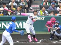 　１回、先制二塁打を放つ佐藤輝（撮影・飯室逸平）