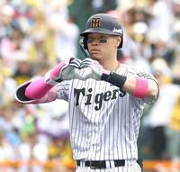 　塁上でハートマークを作る佐藤輝（撮影・北村雅宏）