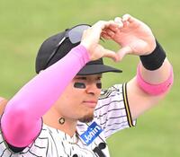 　スタンドの声援にに「♡マーク」で応える佐藤輝（撮影・飯室逸平）