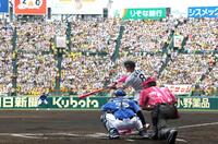 　１回、右中間に先制適時二塁打を放つ佐藤輝（撮影・山口登）