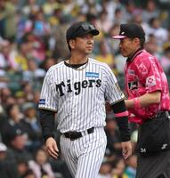 　６回途中、先発・伊原の交代を告げた藤川監督（撮影・北村雅宏）