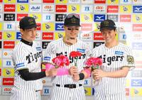 　お立ち台でカーネーションを手に写真に納まる（左から）岩崎、佐藤輝、湯浅（撮影・山口登）