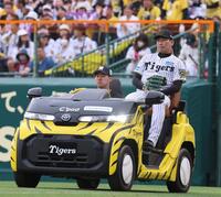 　９回、リリーフカーでマウンドへ向かう岩崎（撮影・北村雅宏）