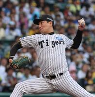 　９回から登板する岩崎（撮影・北村雅宏）