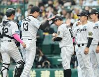 　２勝目を挙げた伊原は、岩崎から頭をたたかれて祝福を受ける（撮影・田中太一）