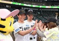 　勝利のハイタッチを交わす（中央左から）湯浅、佐藤輝（撮影・北村雅宏）