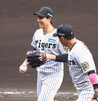 　６回、湯浅は満塁のピンチを高橋周を併殺に打ち取り笑顔でベンチに戻る（撮影・山口登）