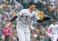 　６回、高橋周の放った一ゴロのベースカバーに走る湯浅（撮影・北村雅宏）