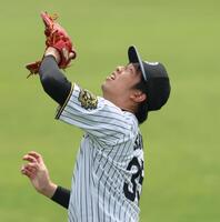 　練習中に上空を見上げる才木（撮影・北村雅宏）