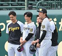 　練習前に笑顔を見せる才木（右）ら投手陣（撮影・西田忠信）