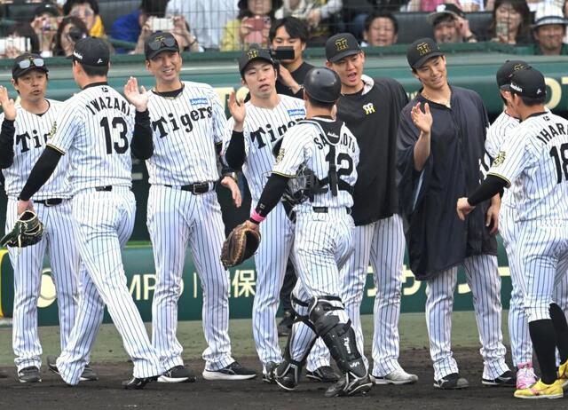 阪神・藤川監督 20勝リーグ最速「妻、母親に報告しようかな」交代の
