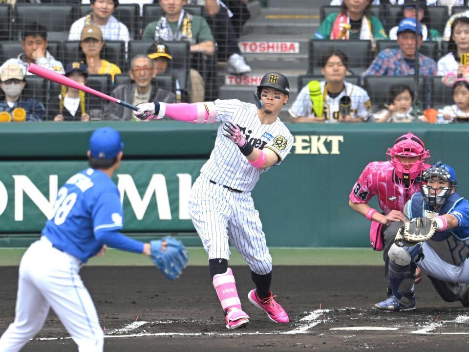 　１回、先制二塁打を放つ佐藤輝（撮影・飯室逸平）