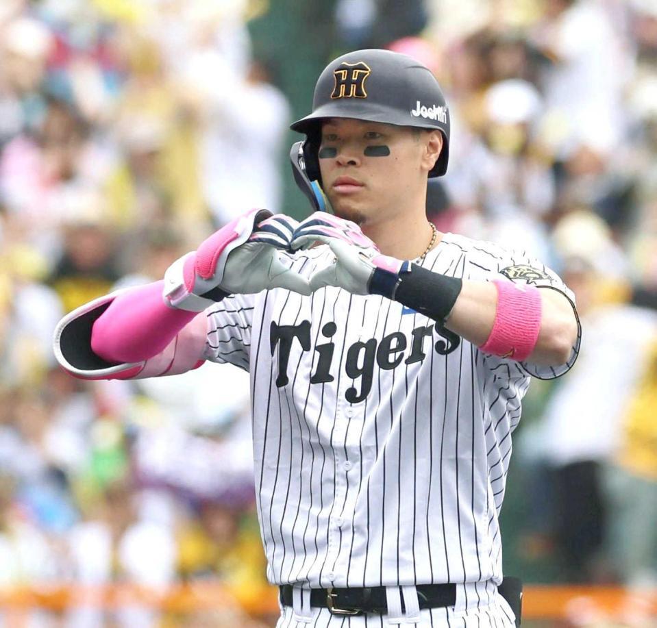 　塁上でハートマークを作る佐藤輝（撮影・北村雅宏）