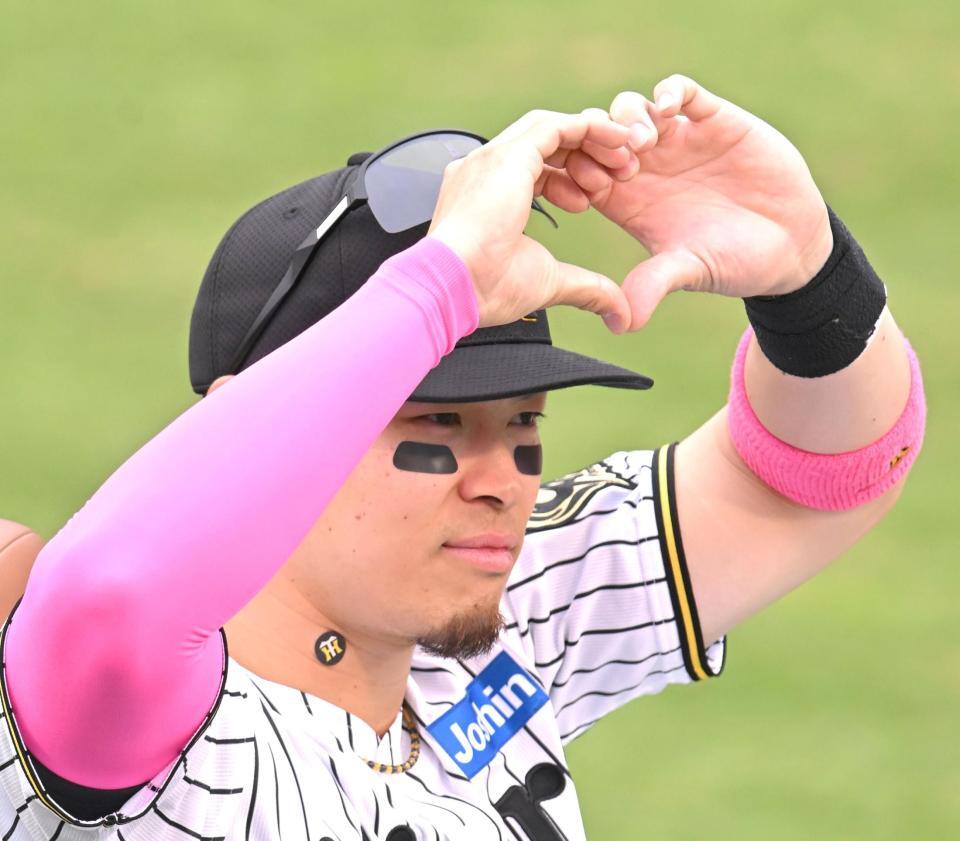 　スタンドの声援にに「♡マーク」で応える佐藤輝（撮影・飯室逸平）