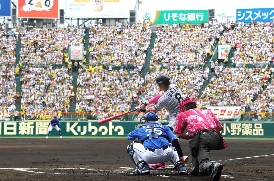 　１回、右中間に先制適時二塁打を放つ佐藤輝（撮影・山口登）