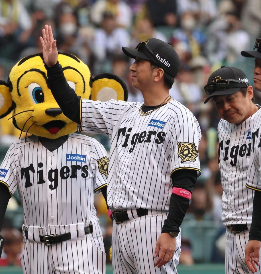 【新品、本物、当店在庫だから安心】 ロイヤルスイート限定 阪神タイガース 藤川監督22 ユニフォーム 応援グッズ