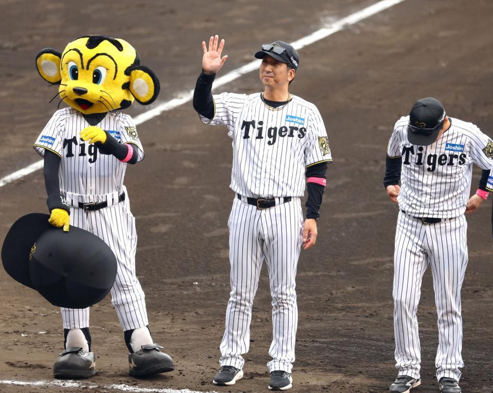 　中日に勝利しファンの声援に応える藤川監督（撮影・山口登）