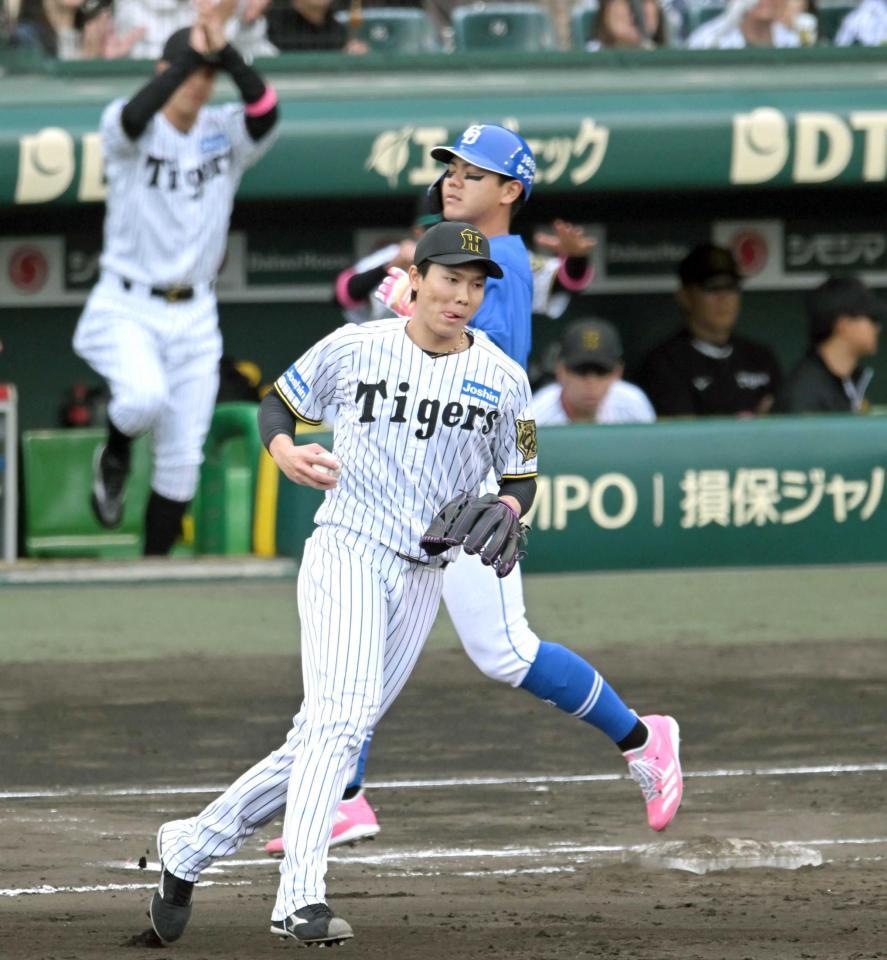 　６回、高橋周（奥）を一ゴロに仕留め、満塁のピンチをしのいだ湯浅（撮影・飯室逸平）