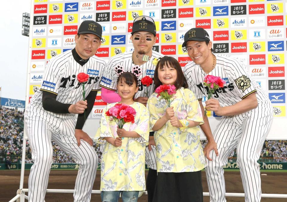 　ＴＯＲＡＣＯキッズたちとポーズを決める（左から）岩崎、佐藤輝、湯浅（撮影・北村雅宏）