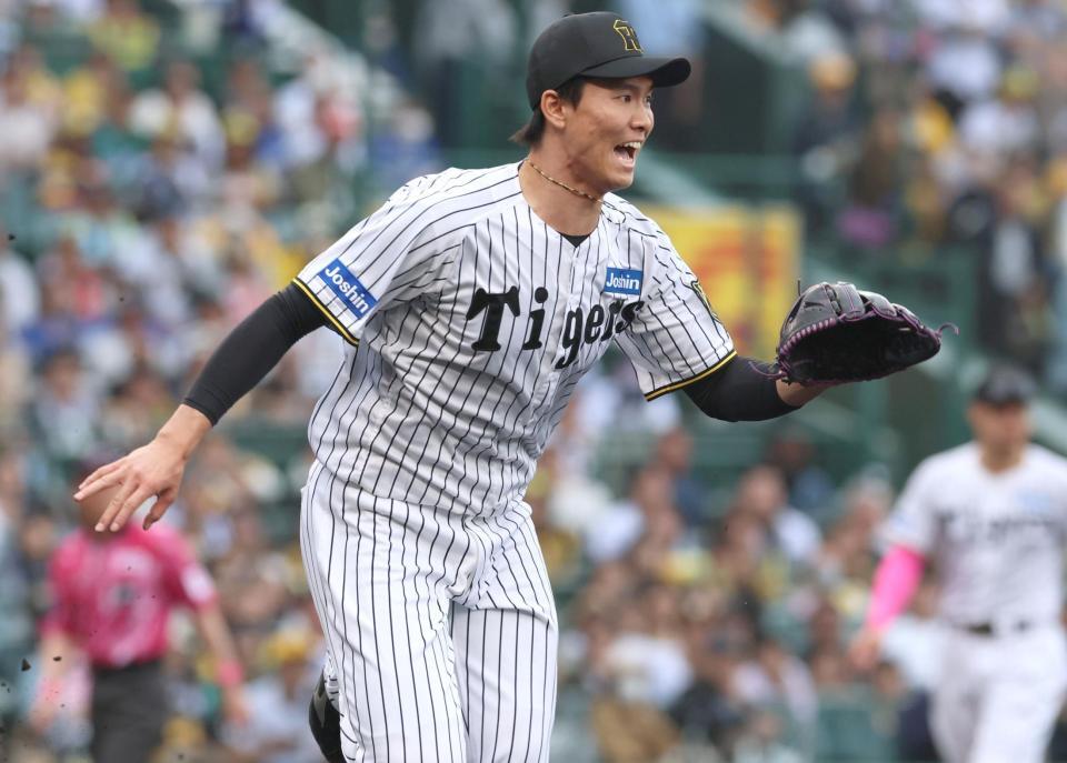 　６回、高橋周の放った一ゴロのベースカバーに走る湯浅（撮影・北村雅宏）