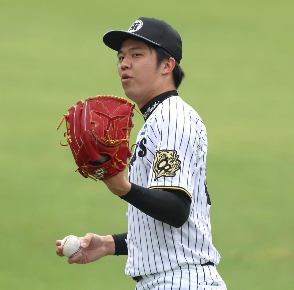 　入念にキャッチボールする才木（撮影・北村雅宏）