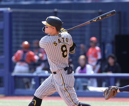 　２０２４年５月３０日の対オイシックス戦、適時三塁打を放つ佐藤輝