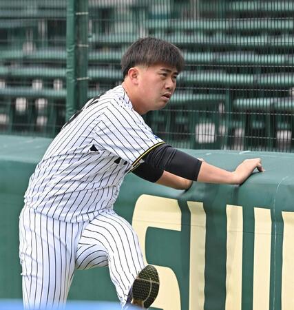 　体をほぐす桐敷（撮影・西田忠信）