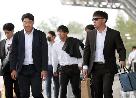 　空路新潟に到着し、大山（左）らと一緒にバス乗り場へ歩く桐敷